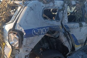 Війська РФ атакували дроном поліцейський автомобіль у Херсонській області: є постраждалий