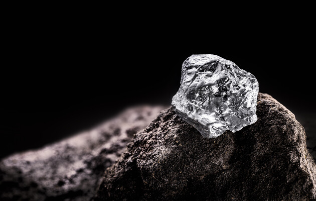 Алмази формуються на глибині приблизно від 150 до 700 кілометрів, і їх дуже рідко виносить на земну поверхню, саме тому ці камені такі дорогоцінні.