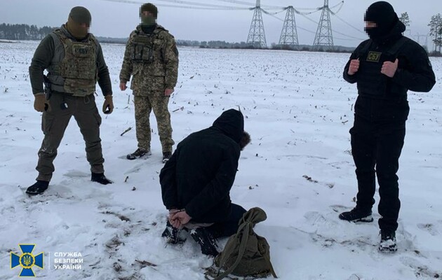 Готовил подрыв ЛЭП, который должен был обесточить Киевскую область: СБУ задержала российского диверсанта