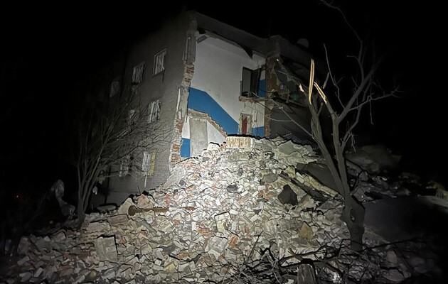 Из-за удара РФ обрушился подъезд трехэтажки в Донецкой области: несколько человек под завалами