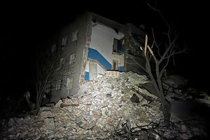 Из-за удара РФ обрушился подъезд трехэтажки в Донецкой области: несколько человек под завалами