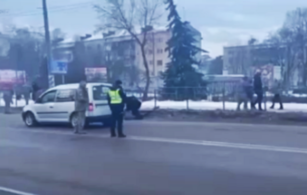 Патрульні затримують чоловіків для ТЦК: росіяни розганяють новий фейк про мобілізацію