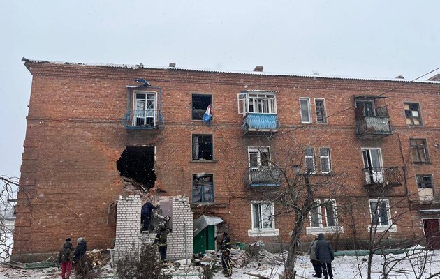 Росіяни обстріляли Куп'янськ. Ворог влучив у багатоквартирний будинок