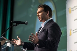 ДеCантіс зняв свою кандидатуру з президентських перегонів у США