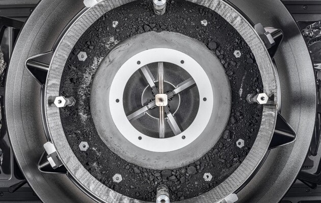 NASA відкрило капсулу із зразками астероїда Бенну