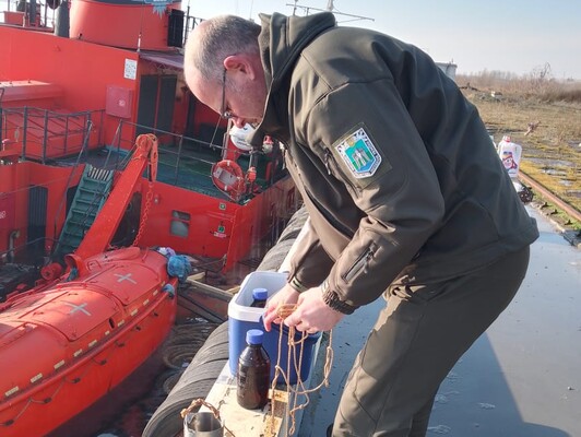В Николаевском порту затонуло судно: произошла утечка нефтепродуктов