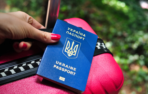 Перший український паспорт: як його оформити за кордоном особам старше 18 років