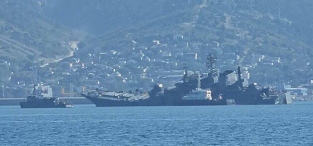 Війська РФ перекинули пошкоджений корабель 