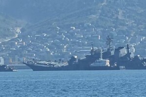 Війська РФ перекинули пошкоджений корабель 