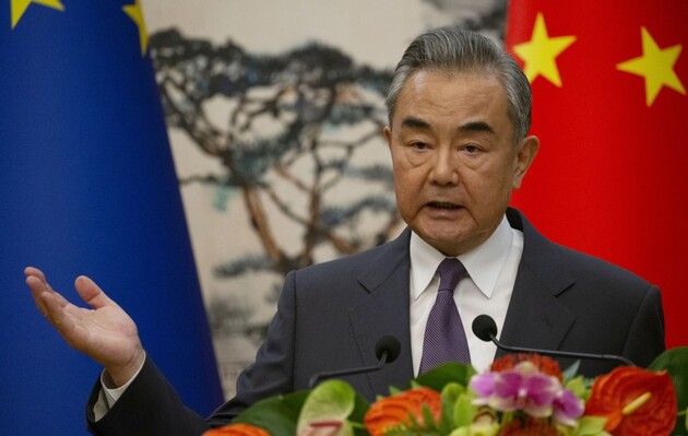 Китай заявив про “плідні” переговори Ван І та Саллівана в Таїланді