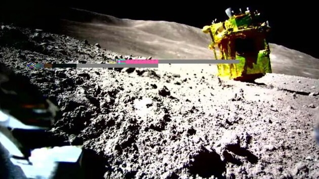 Японский лунный модуль восстановил работу и сделал первый снимок