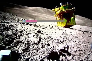 Японский лунный модуль восстановил работу и сделал первый снимок