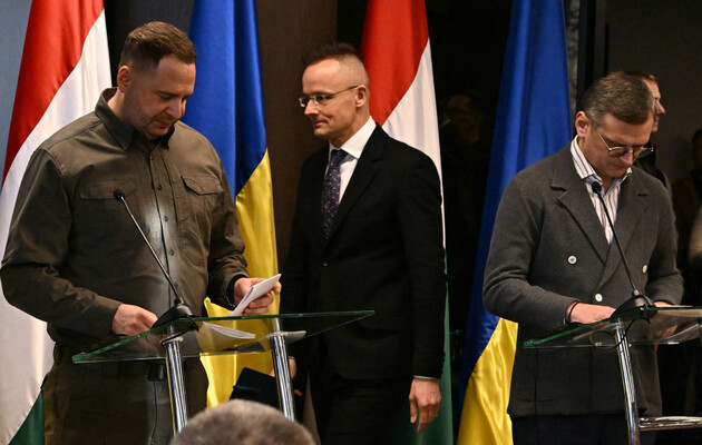 Міністр закордонних справ Угорщини Петер Сійярто (по центру) на пресконференції зі своїм українським колегою Дмитром Кулебою (праворуч) та главою Офісу президента України Андрієм Єрмаком (ліворуч) / 29 січня 2024 року, Ужгород