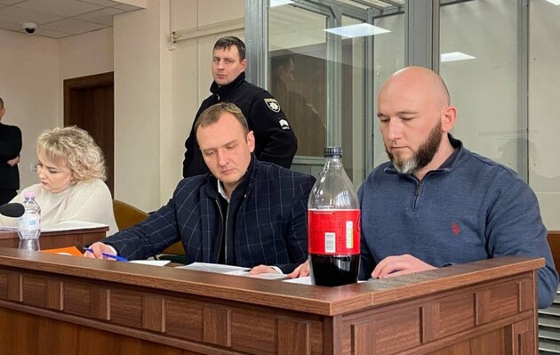 Олексій Тандир (на фото праворуч) із адвокатами у залі Святошинського райсуду у Києві / 19 грудня 2023 рік