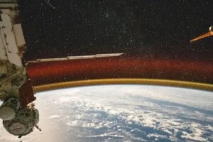 NASA опубликовало фото Земли с золотистым сиянием атмосферы