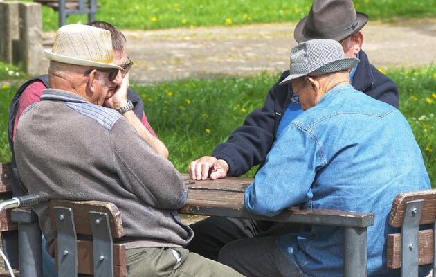 Мінсоцполітики пояснили на які картки пенсіонерів припинили перераховувати пенсію