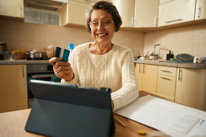 У Мінсоцполітики спростували інформацію щодо блокування карток пенсіонерів