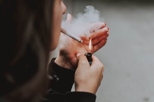 Відмова від куріння знижує ризик раку в будь-якому віці – дослідження