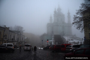 Синоптики попередили про сильний туман та ускладнення на дорогах у Києві та області