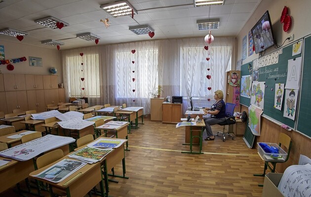 Вчителька Валентина проводить онлайн-урок в Харкові. Уроки доводиться проводити в дистанційному форматі через збройні атаки Росії на Україну.