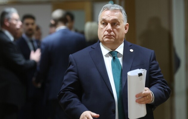 Чтобы сохранить власть, Орбан пожертвовал двумя самыми преданными людьми
