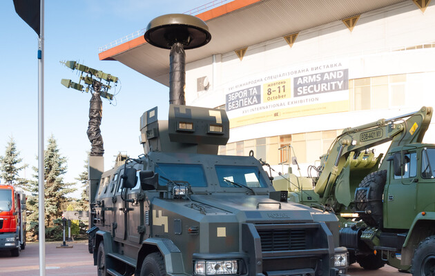 Комплекс РЭБ «Нота», установленный на бронеавтомобиль «Козак-2»