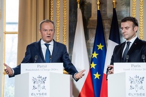 Туск обратился к США из Парижа лозунгом трех мушкетеров