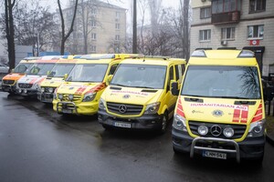 Фінські благодійні організації передали Dobrobut Foundation шість сучасних автівок швидкої для порятунку українців