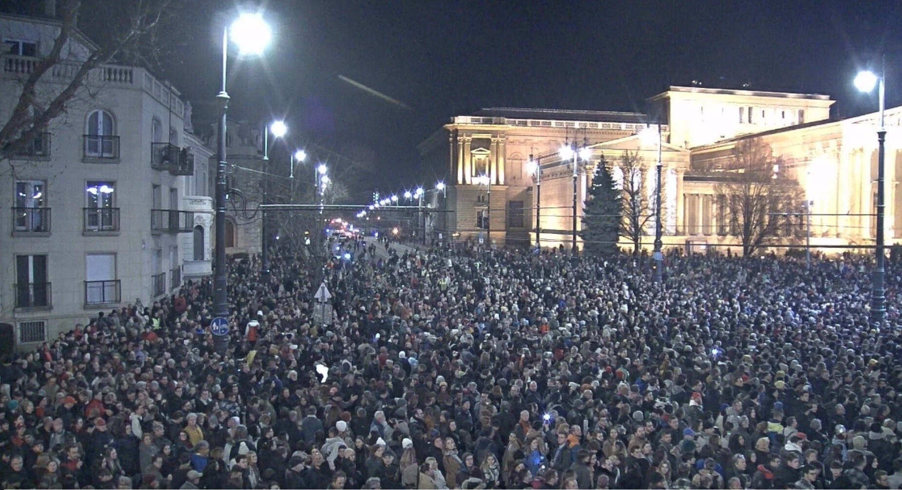 Кілька десятків тисяч угорців вийшли на протест проти уряду Орбана