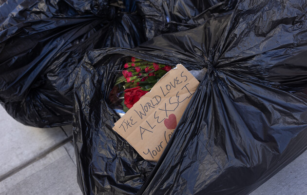 Цветы и таблички, оставленные в память об Алексее Навальном, на мусорке у российского консульства в Нью-Йорке.