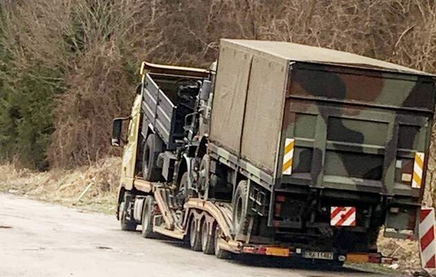 Польские таможенники ночью провели через заблокированную границу авто с военной спецтехникой в Украину