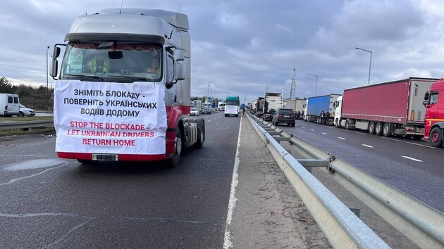 Украинские перевозчики в ответ заблокировали польские грузовики на трех пунктах пропуска