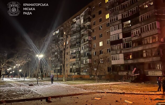 Шесть горожан ранены после вечернего удара по Краматорску: одного человека ищут под завалами