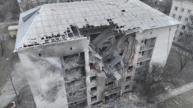 В Донецкой области оккупанты попали в здание, где проживали спасатели: есть раненые