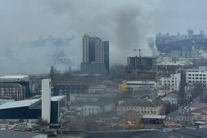 У Києві загорілись склади на Подолі