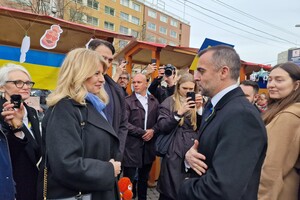 Президент Словакии посетила акцию в знак солидарности с Украиной