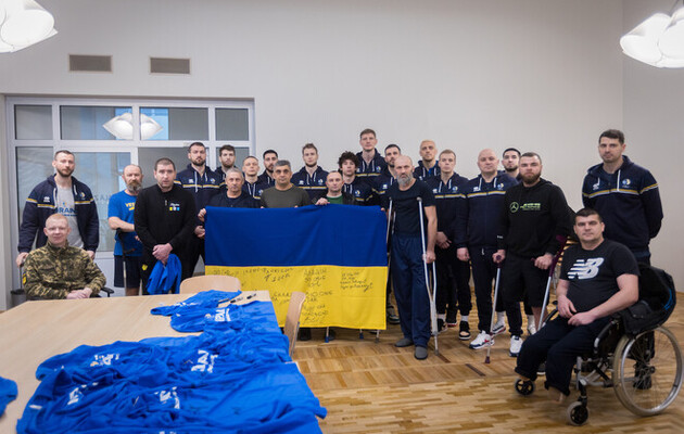 Українські баскетболісти відвідали поранених бійців ЗСУ у Латвії
