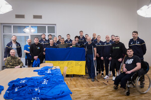 Українські баскетболісти відвідали поранених бійців ЗСУ у Латвії
