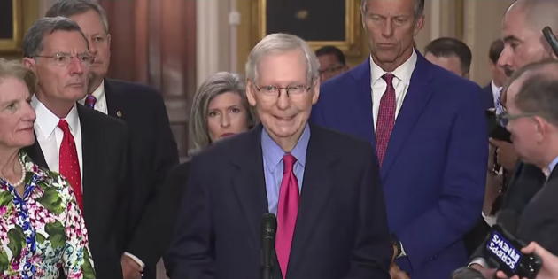 Митч МакКоннелл уходит с поста лидера республиканцев в Сенате США