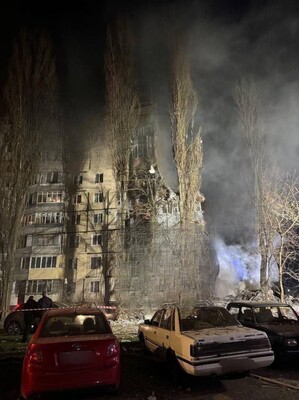 Российские дроны повредили многоэтажку в Одессе, под завалами нашли погибшего, есть пострадавшие