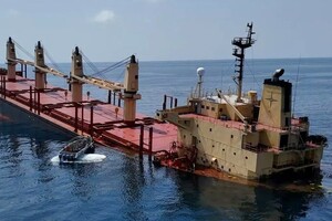 Потопленный хуситами в Красном море корабль представляет экологическую угрозу