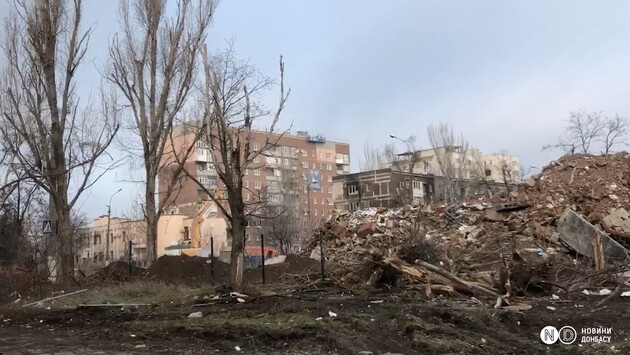 Відновлені зовні, але зруйновані всередині: як Росія відбудовує будинки Маріуполя