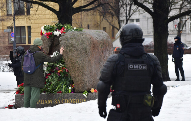 У Росії по камерам знаходить тих, хто покладав квіти в пам'ять про Навального, і затримують їх