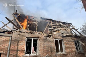 РФ атакувала житловий будинок у Дніпропетровській області: є постраждала