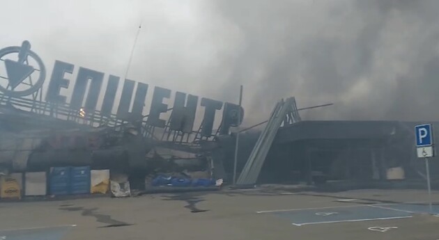 Россияне разрушили торговый центр в Никополе