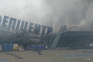 Россияне разрушили торговый центр в Никополе