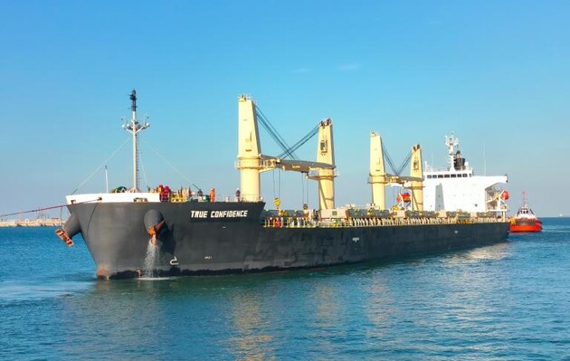 Хуситы снова атаковали судно в Аденском заливе: впервые погибли моряки