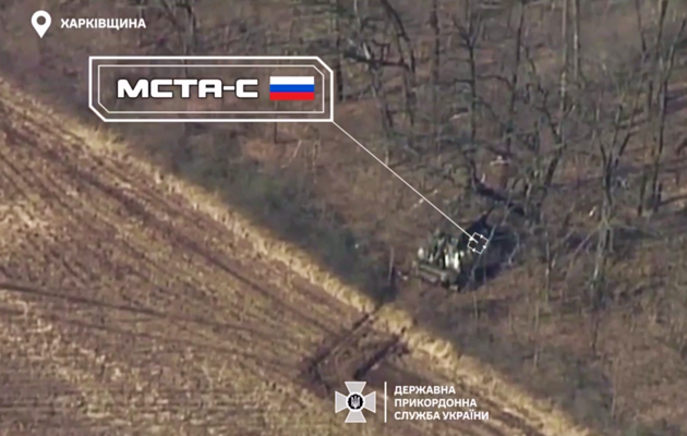 Українські військові трьома дронами знищили російську САУ