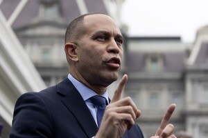 Лидер демократов в Палате представителей назвал Трампа и Карлсона лидерами «пропутинской фракции»