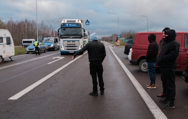 Польские протестующие заблокировали выезд грузового транспорта на ПП «Угринов»